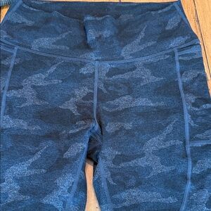 Vuori women’s studio pocket blue camo medium